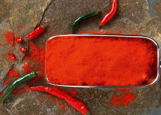 Rote Chilli-Pfefferpulver feine Textur aus frischen Chilli-Pfefern